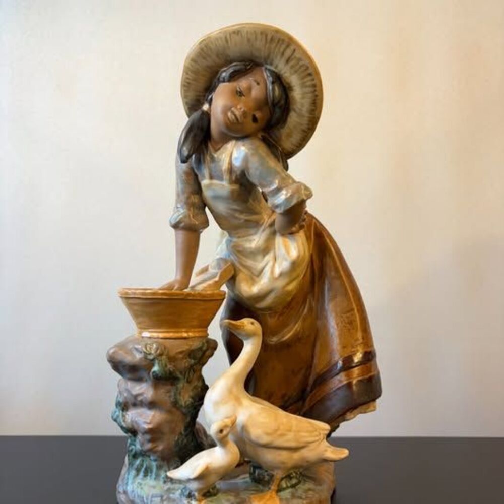 Lladró "Laundry Day" porcelain Figurine Mint Condition